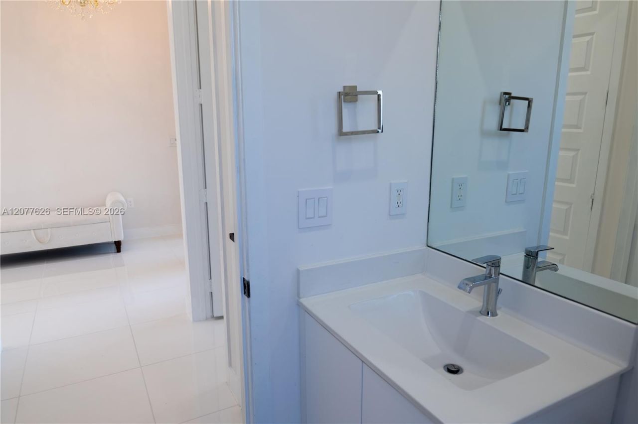 8824 NW 161st Ter , Miami Lakes, FL 33018 Photo