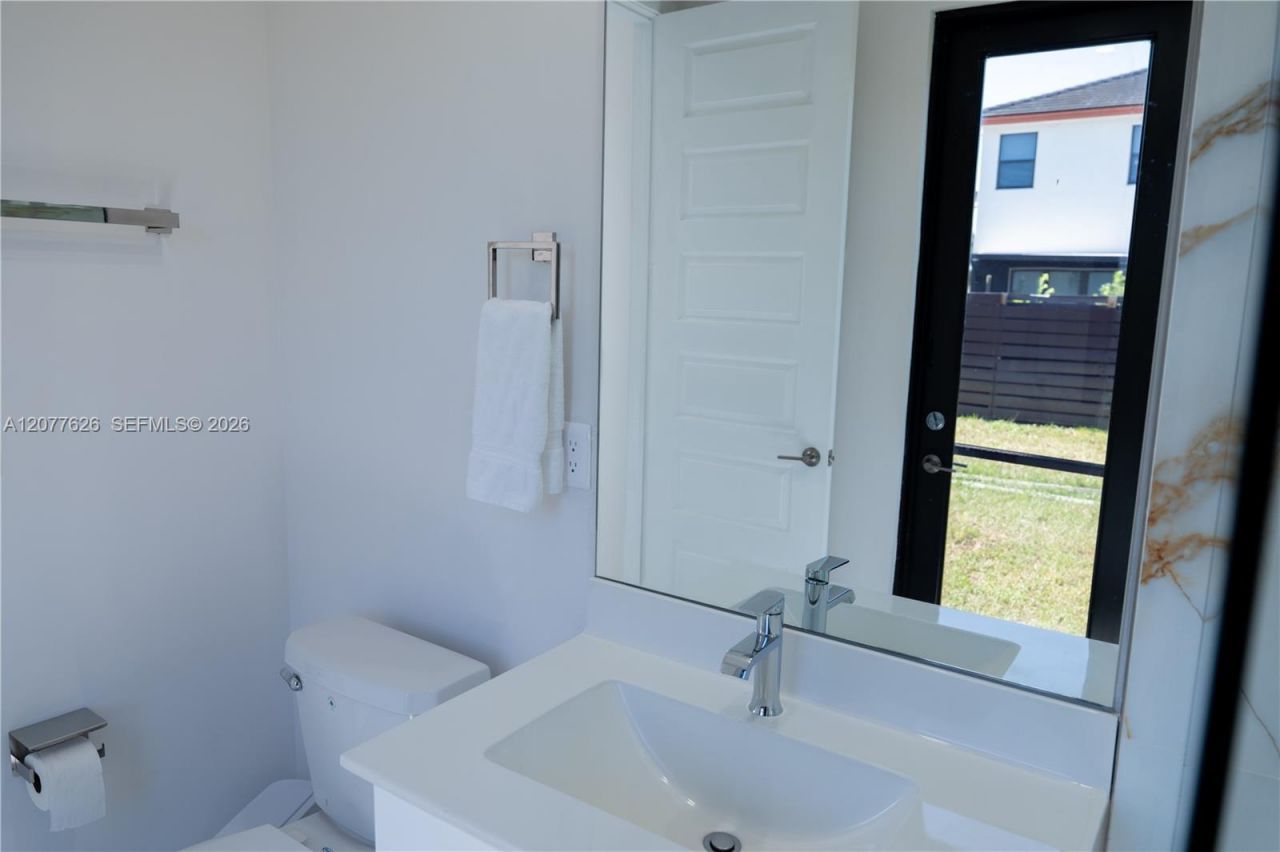8824 NW 161st Ter , Miami Lakes, FL 33018 Photo
