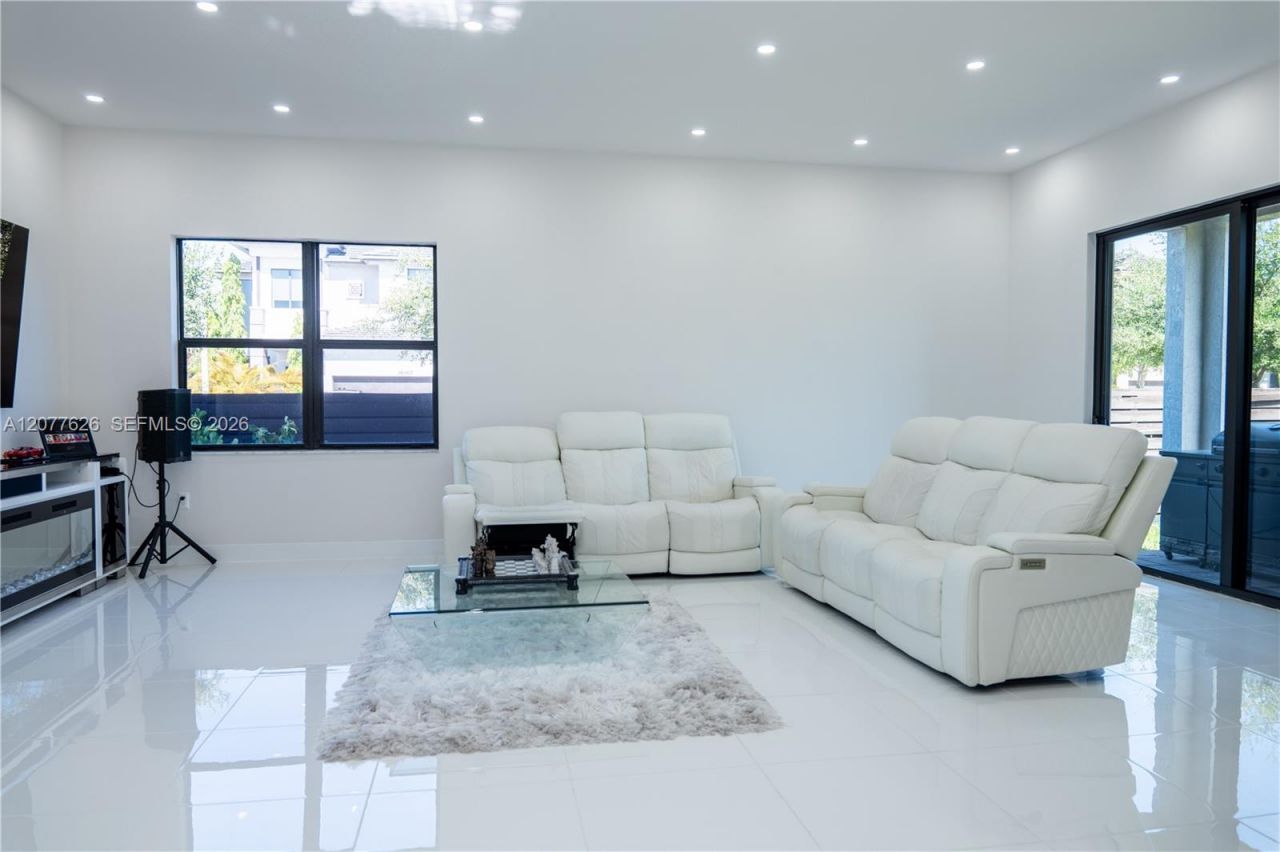 8824 NW 161st Ter , Miami Lakes, FL 33018 Photo