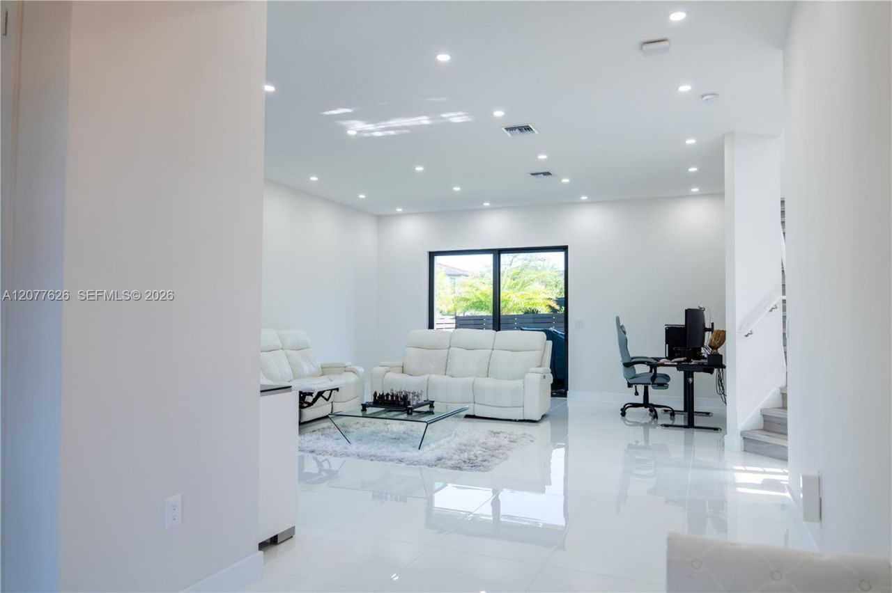 8824 NW 161st Ter , Miami Lakes, FL 33018 Photo