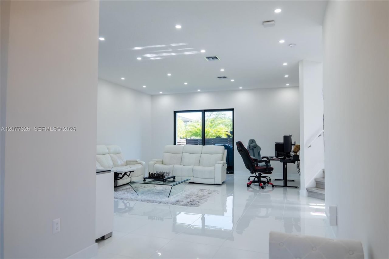 8824 NW 161st Ter , Miami Lakes, FL 33018 Photo