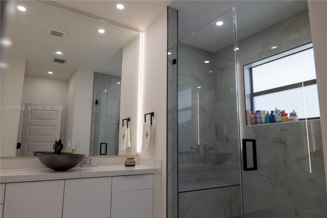 8824 NW 161st Ter , Miami Lakes, FL 33018 Photo
