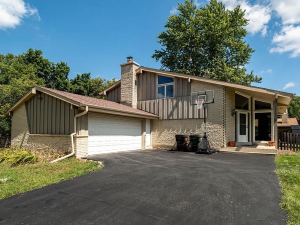 2100 S Woodshire DRIVE, New Berlin, WI 53151