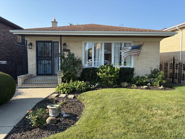 8425 W Castle Island Avenue , Chicago, IL 60656