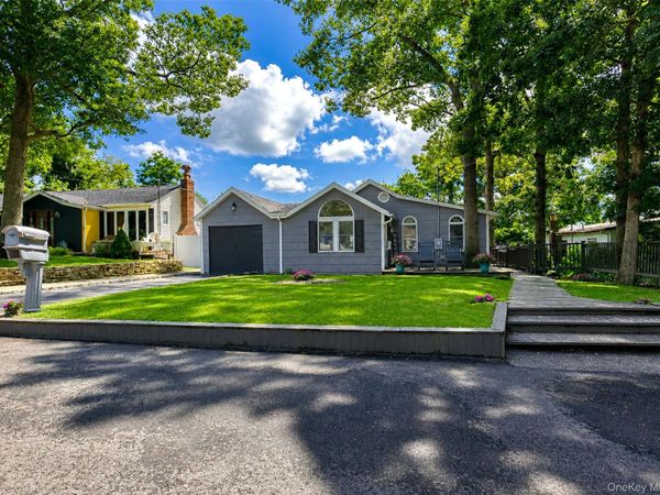 18 Oceanview Avenue, Farmingville, NY 11738