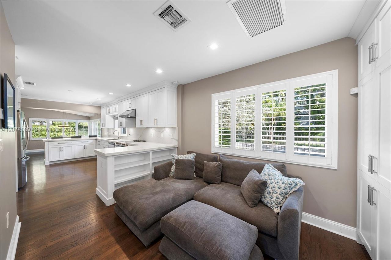 2400 Trapp Ave, Miami, FL 33133 Photo