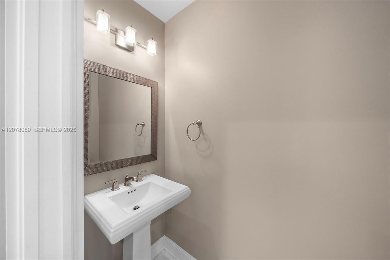2400 Trapp Ave, Miami, FL 33133 Photo