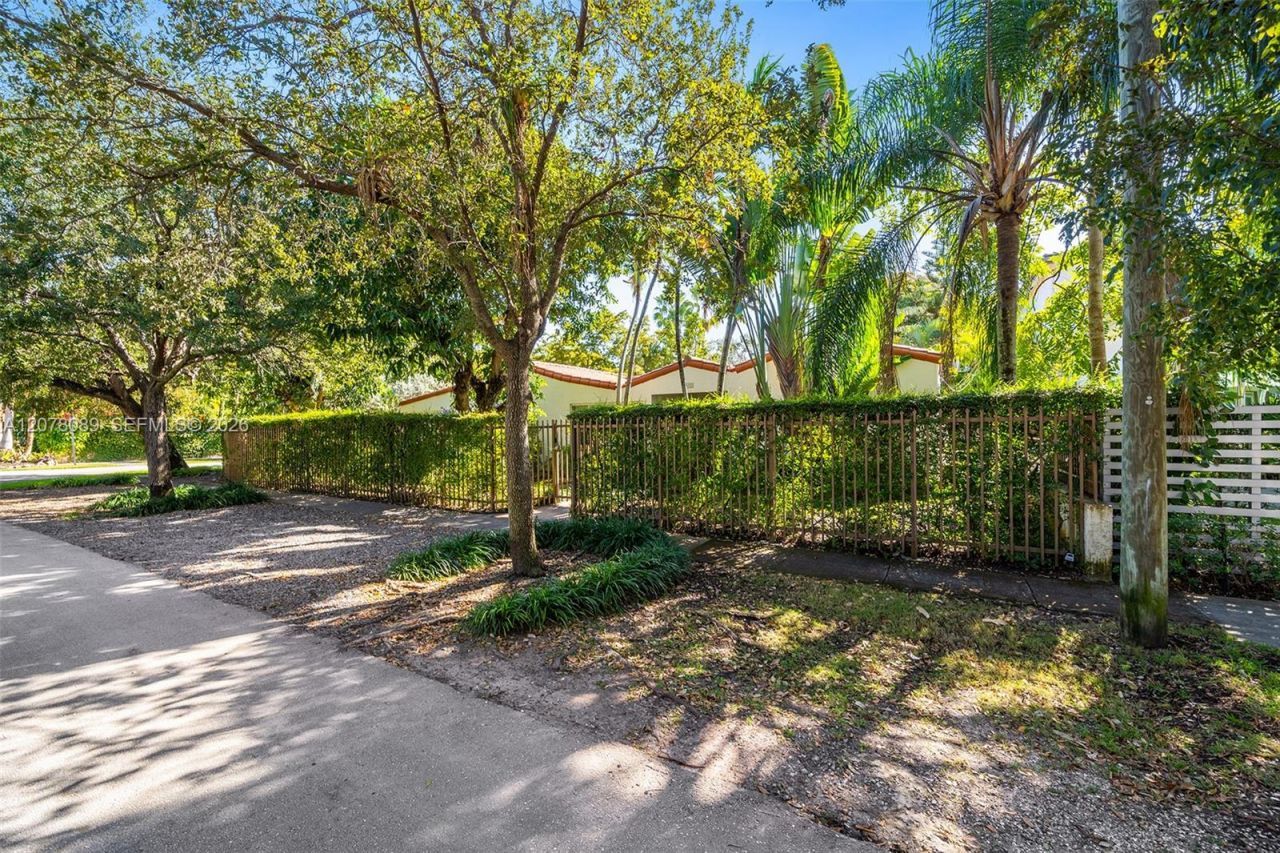 2400 Trapp Ave, Miami, FL 33133 Photo