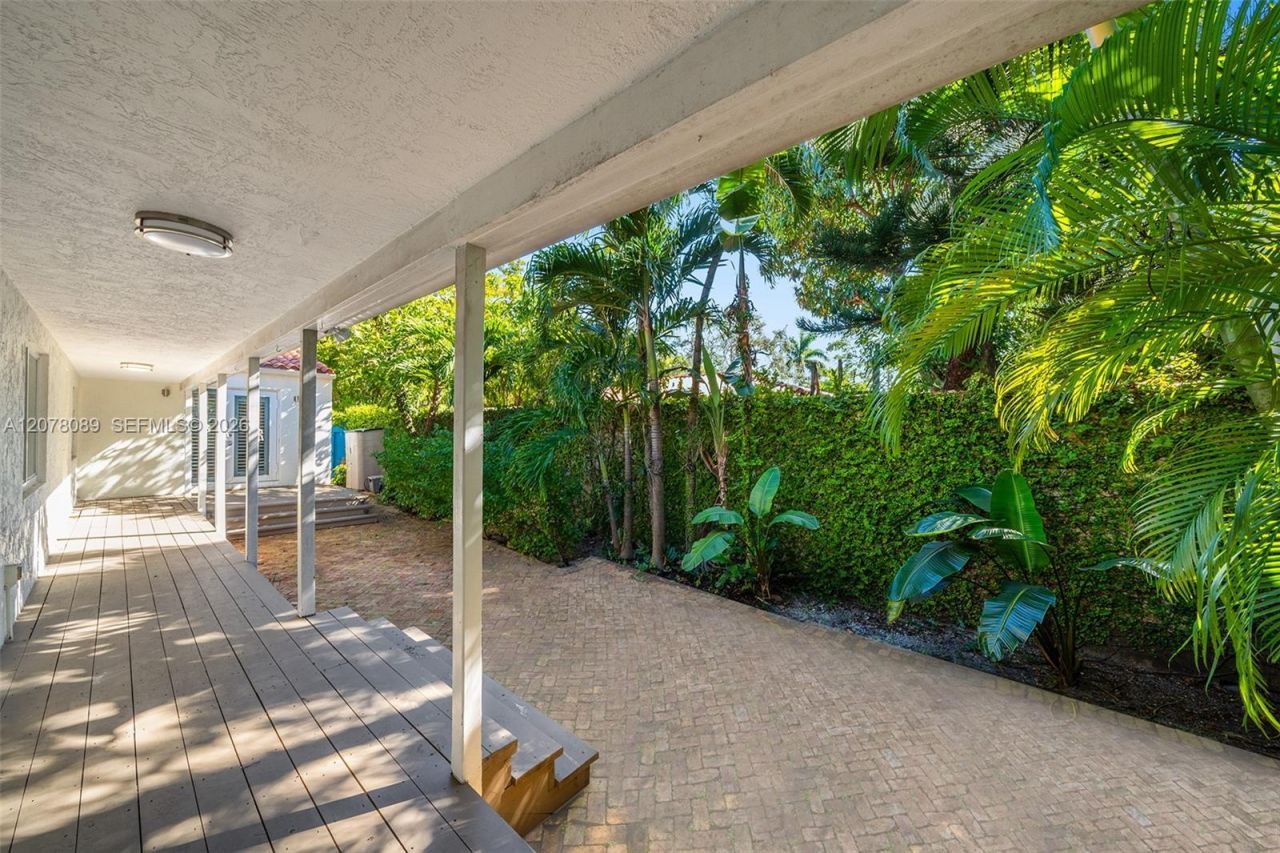 2400 Trapp Ave, Miami, FL 33133 Photo