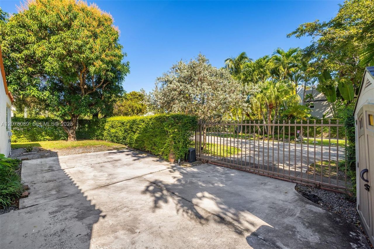 2400 Trapp Ave, Miami, FL 33133 Photo