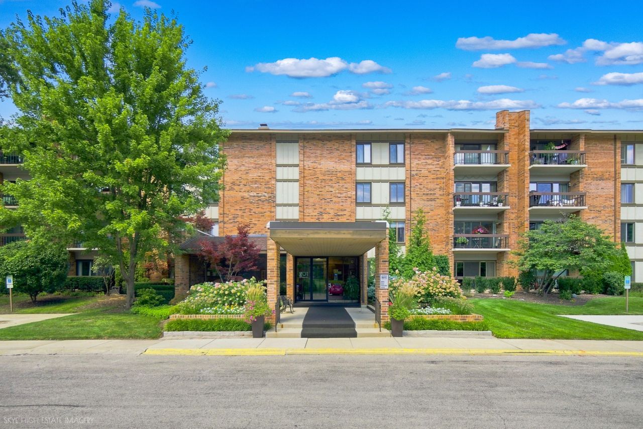 201 Lake Hinsdale Drive, Unit 405, Willowbrook, IL 60527 Main Photo
