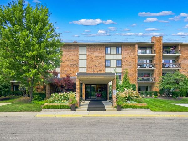 201 Lake Hinsdale Drive, Unit 405, Willowbrook, IL 60527
