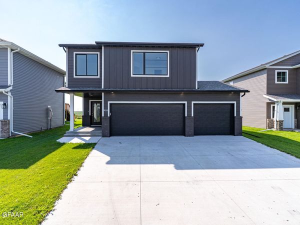935 DAVID Drive , Grand Forks, ND 58201