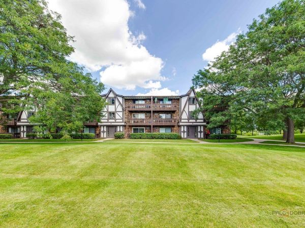 2 TIMBER Lane , Unit 18, Vernon Hills, IL 60061