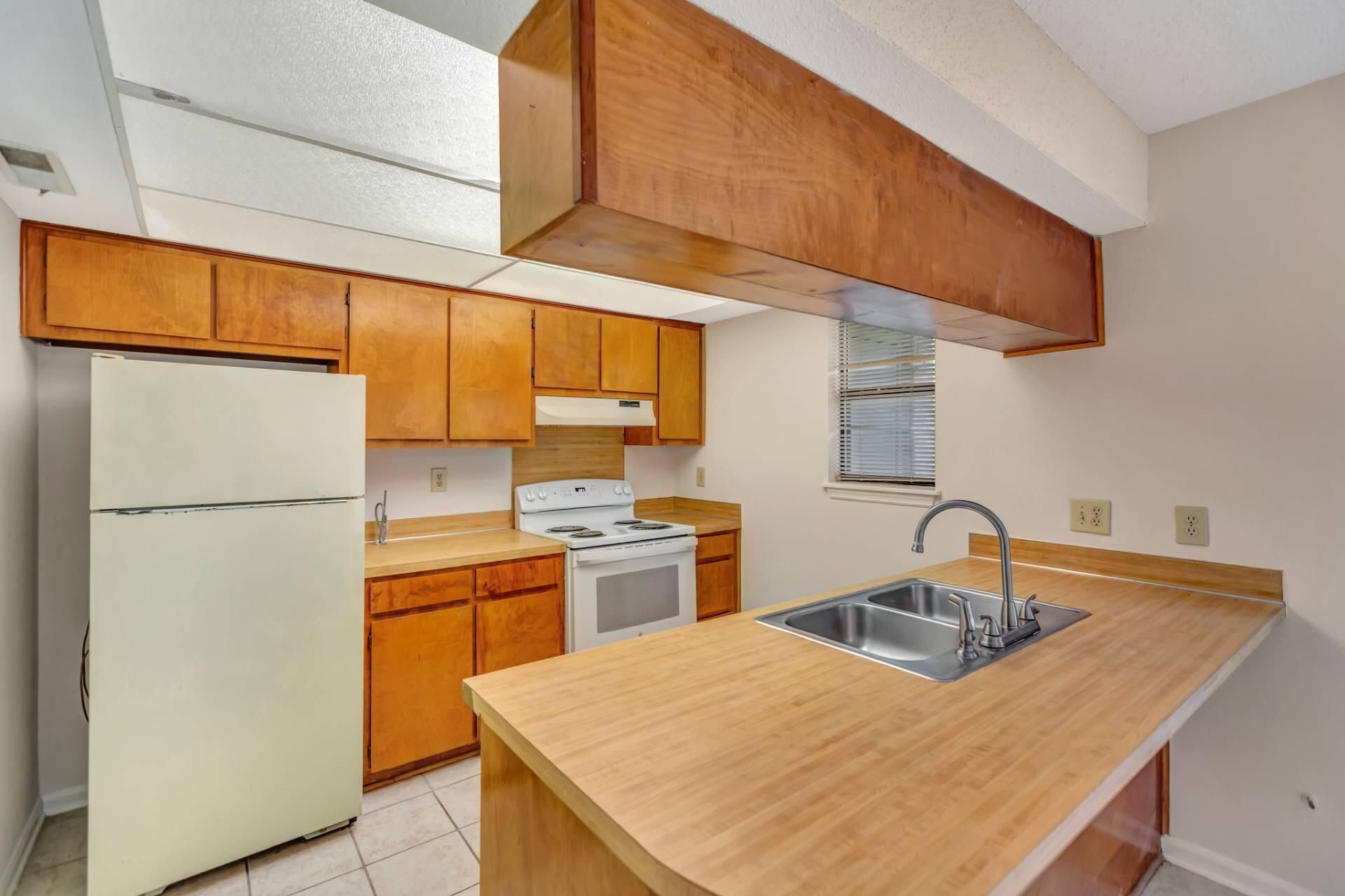 593 Travelers Boulevard Photo 10