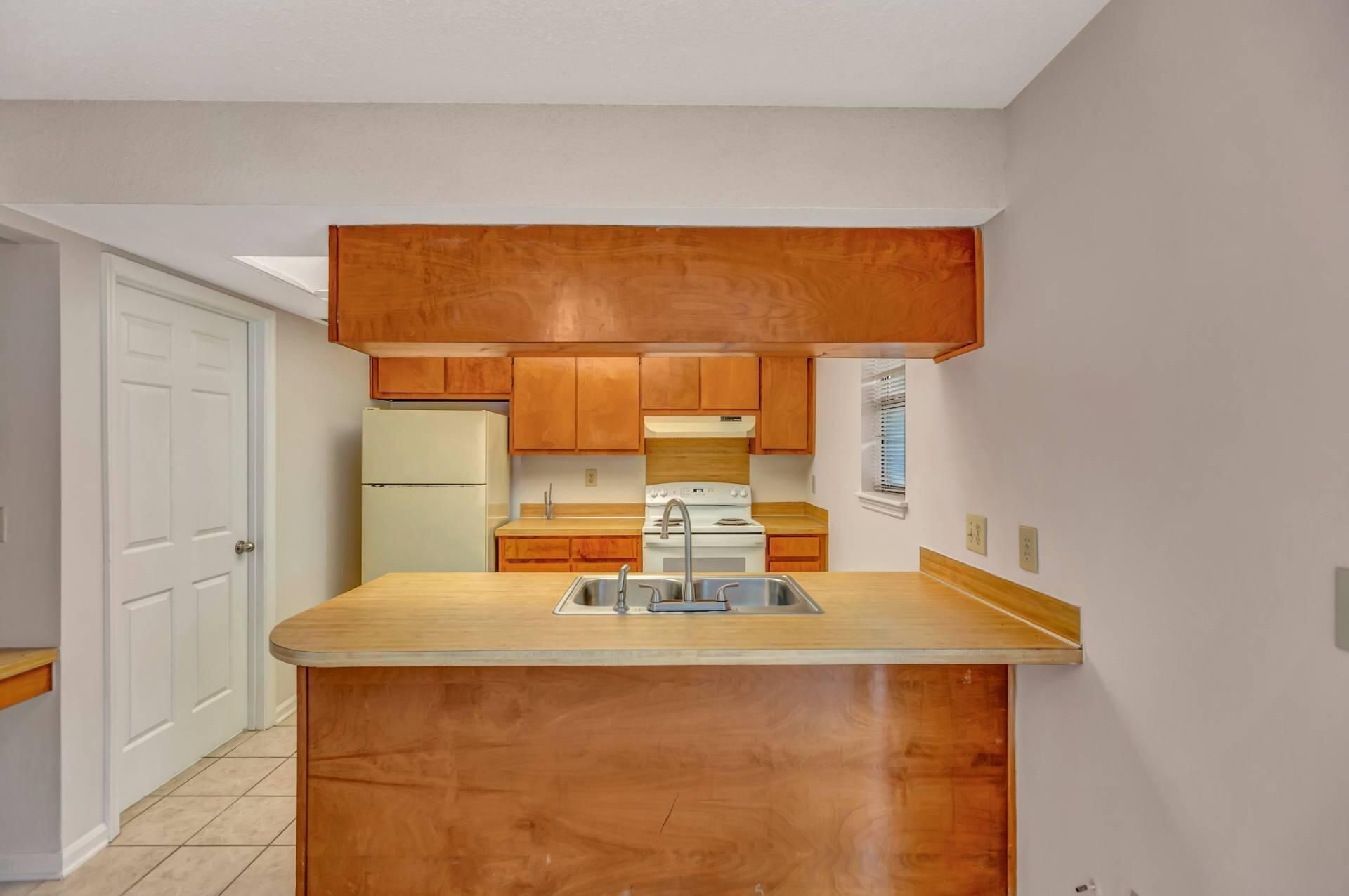 593 Travelers Boulevard Photo 13