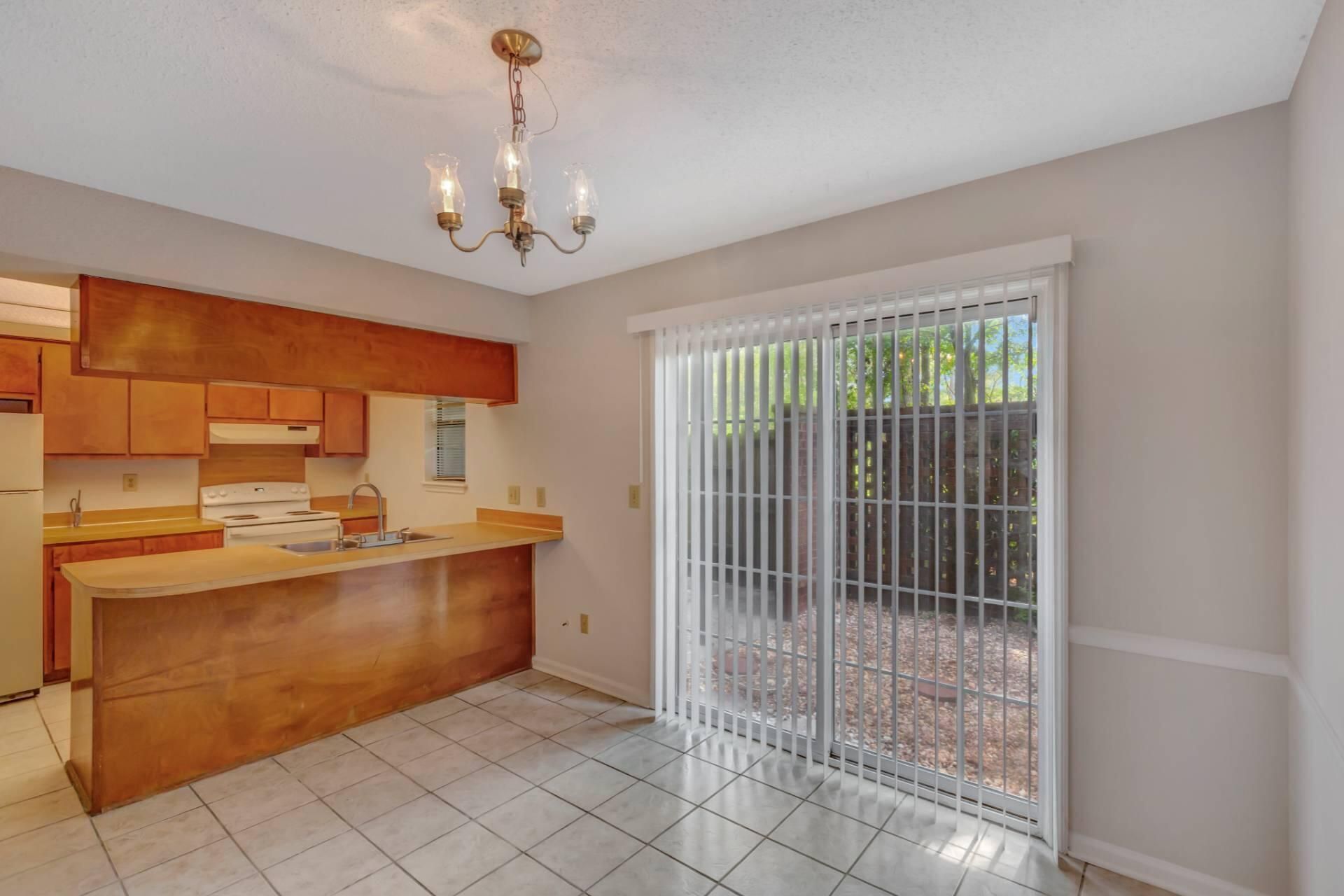 593 Travelers Boulevard Photo 14