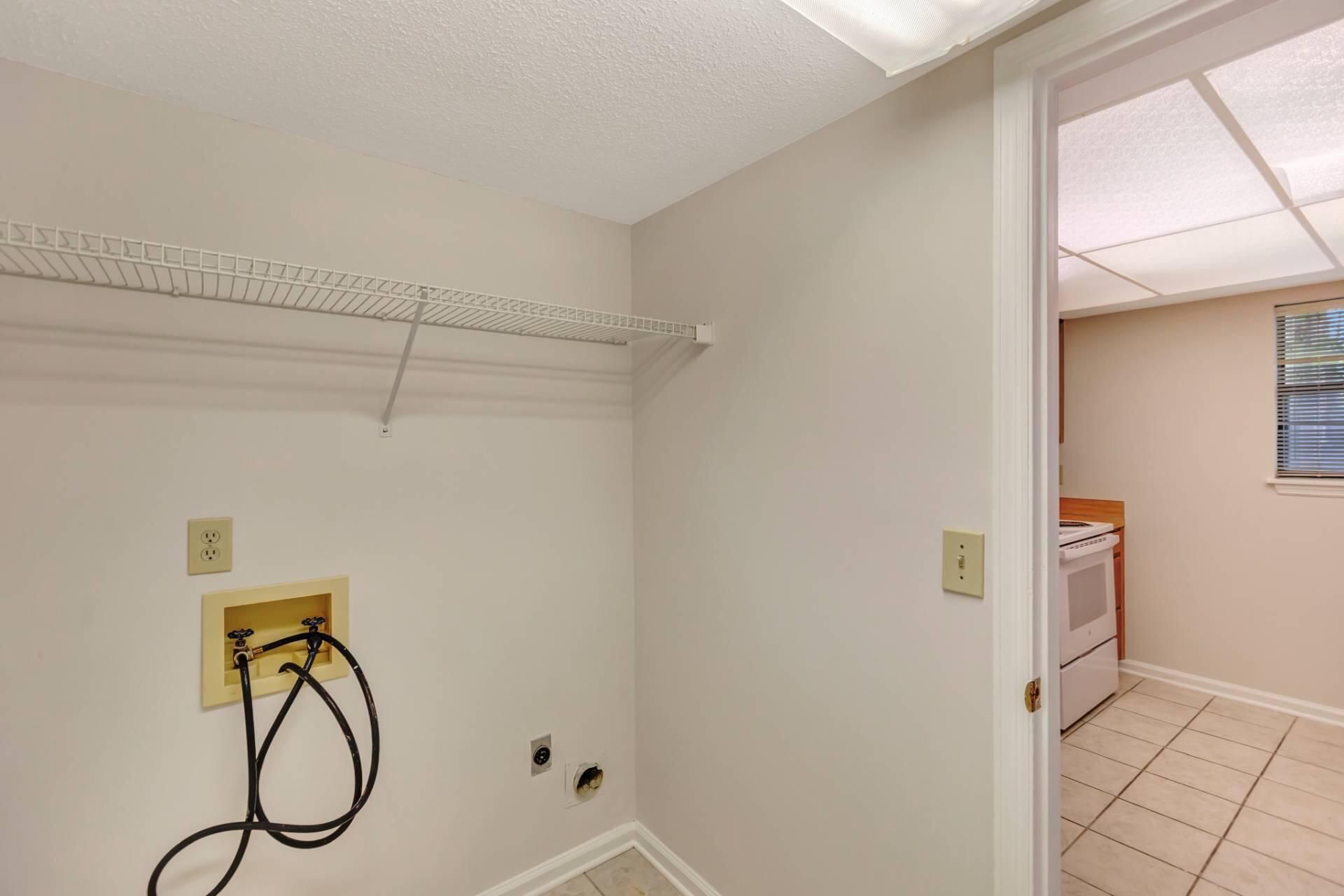 593 Travelers Boulevard Photo 16