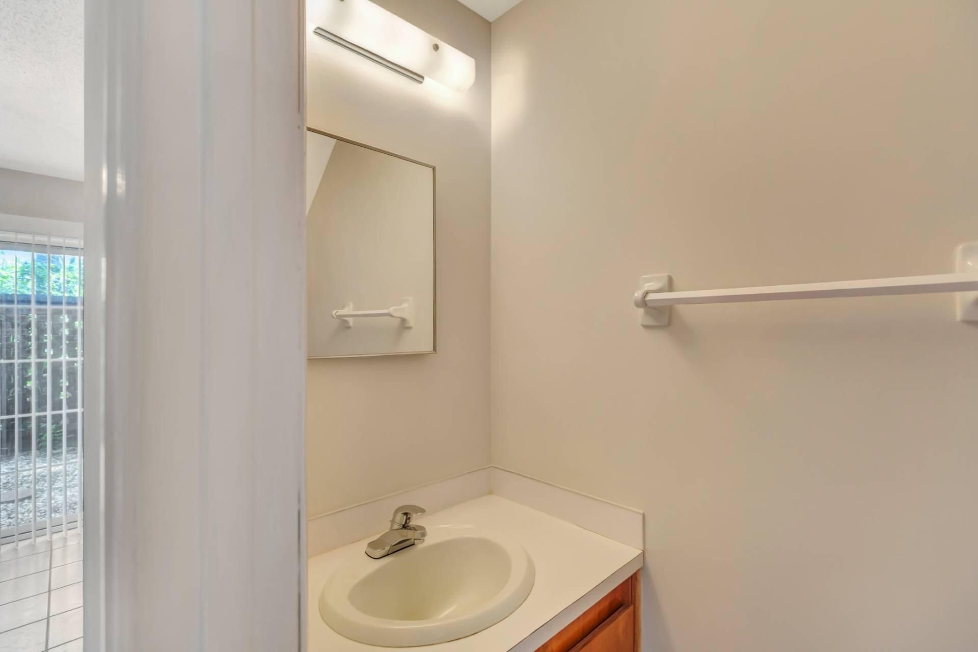 593 Travelers Boulevard Photo 17