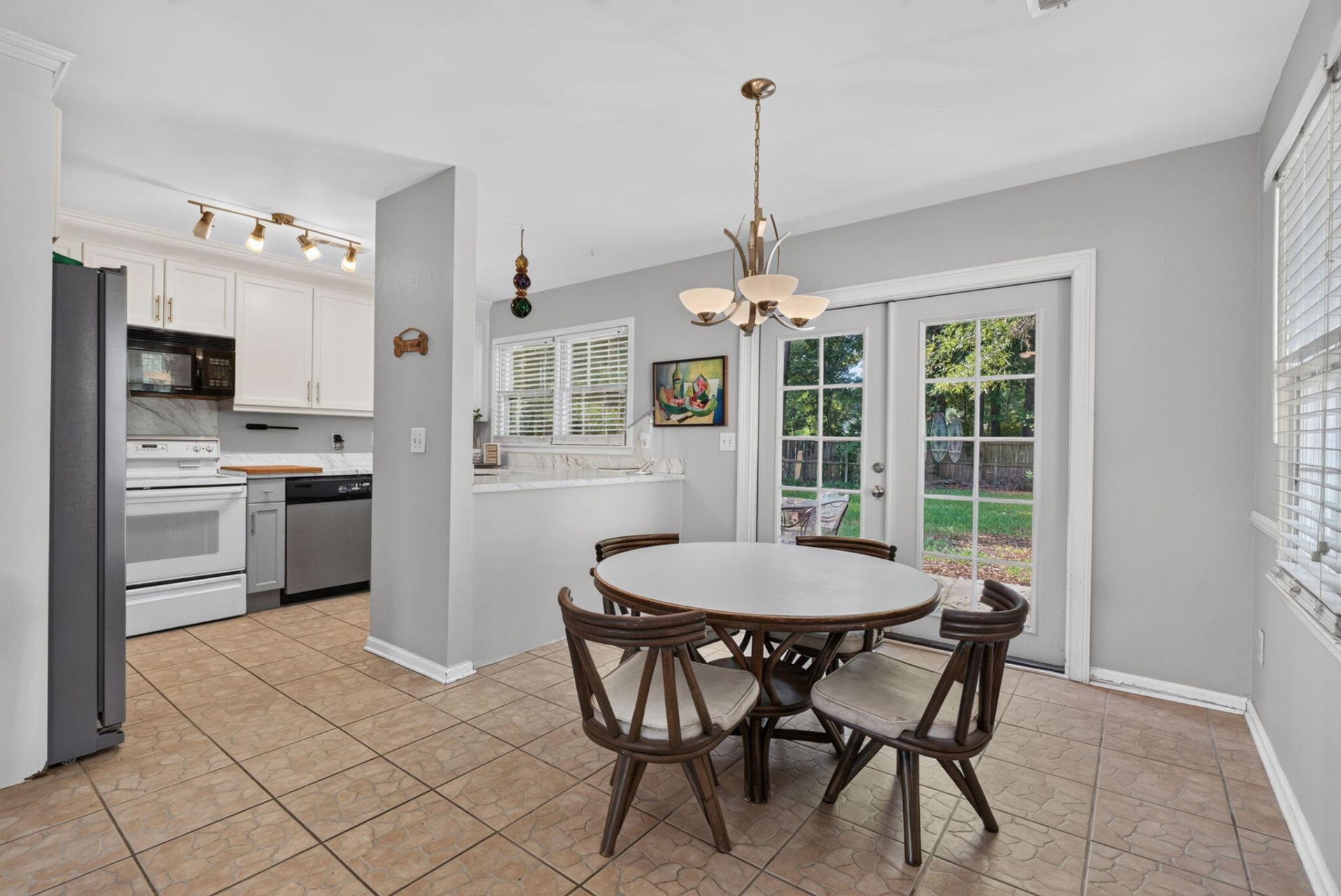 110 Kings Court Photo 11