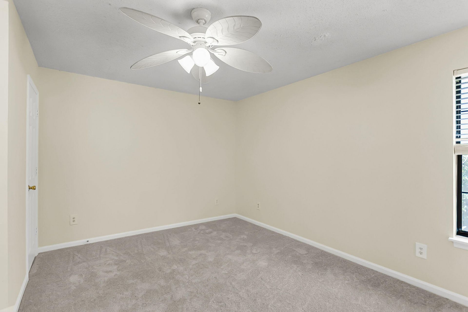 8022 Thelen Street Photo 32