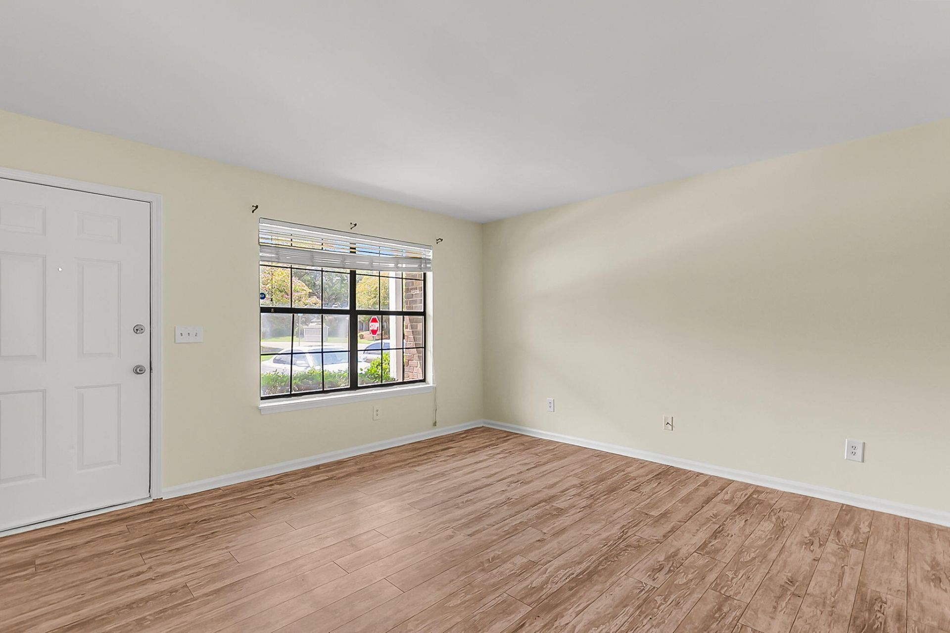 8022 Thelen Street Photo 7