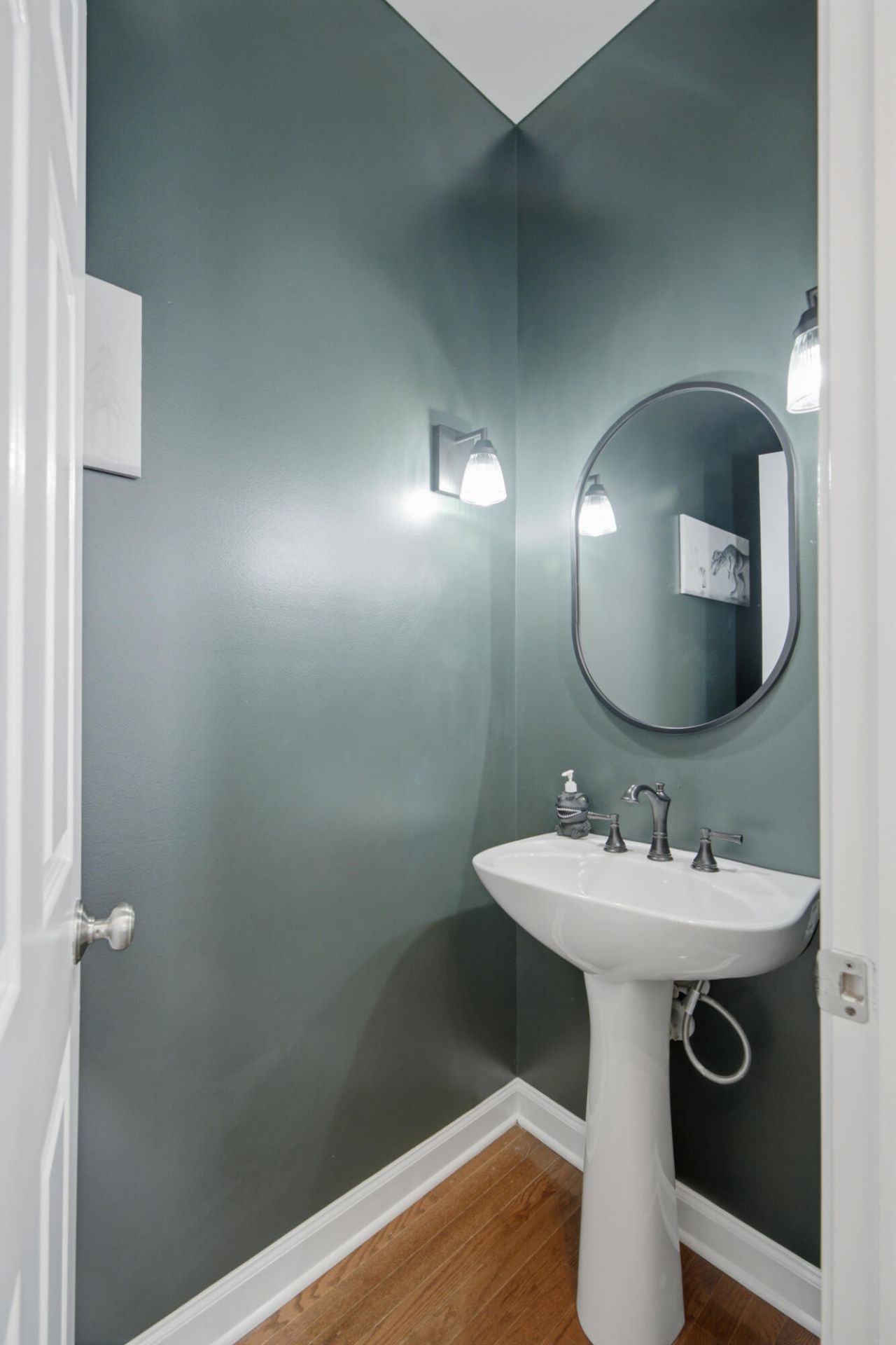 2896 Treadwell Street Photo 5