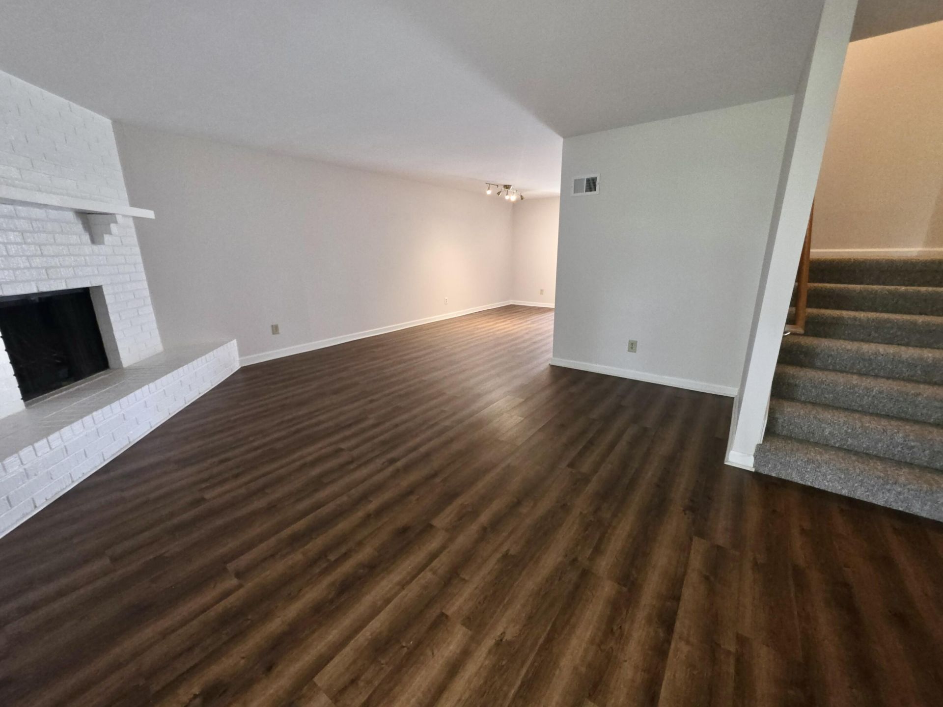904 Ventura Place Photo 6
