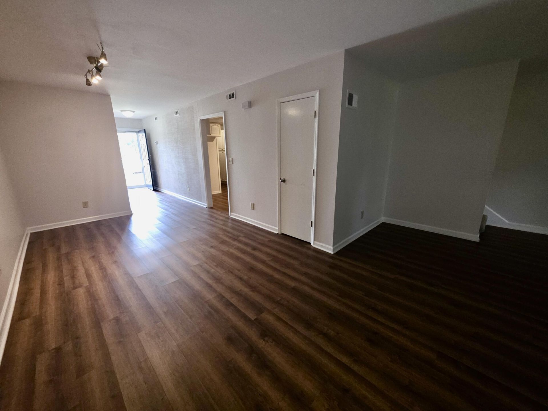 904 Ventura Place Photo 7