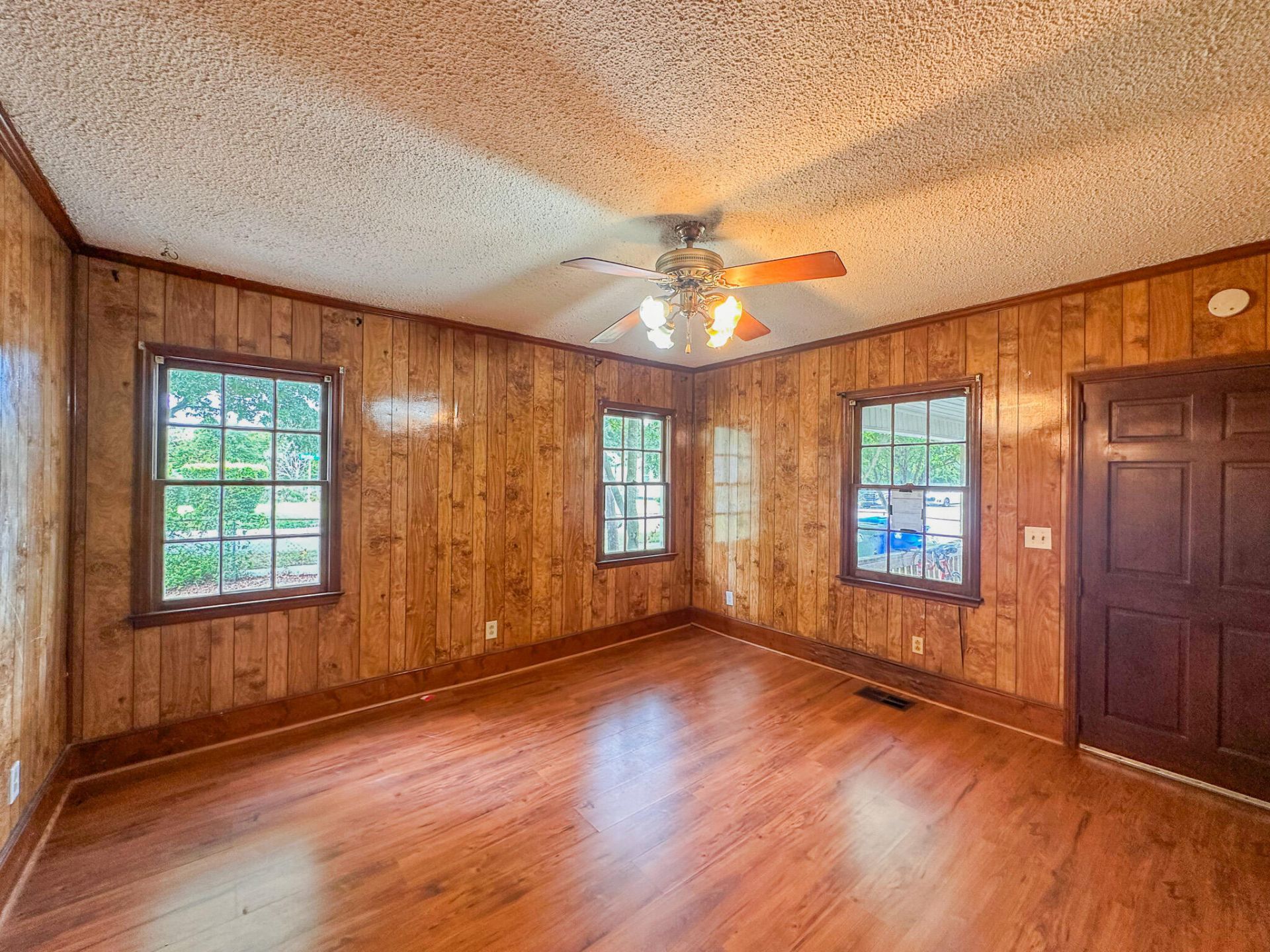 211 W Poplar Street Photo 4