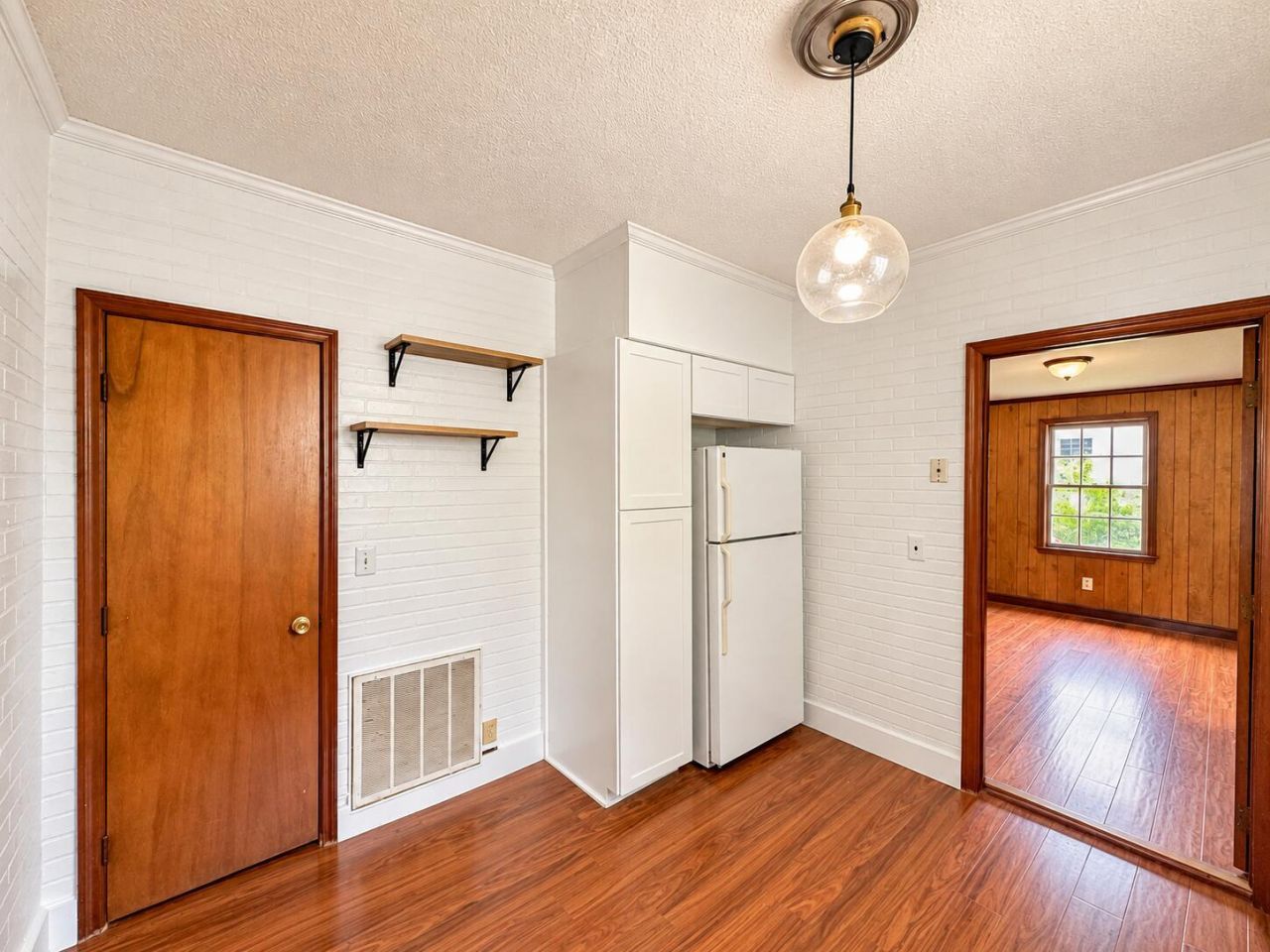 211 W Poplar Street Photo 7