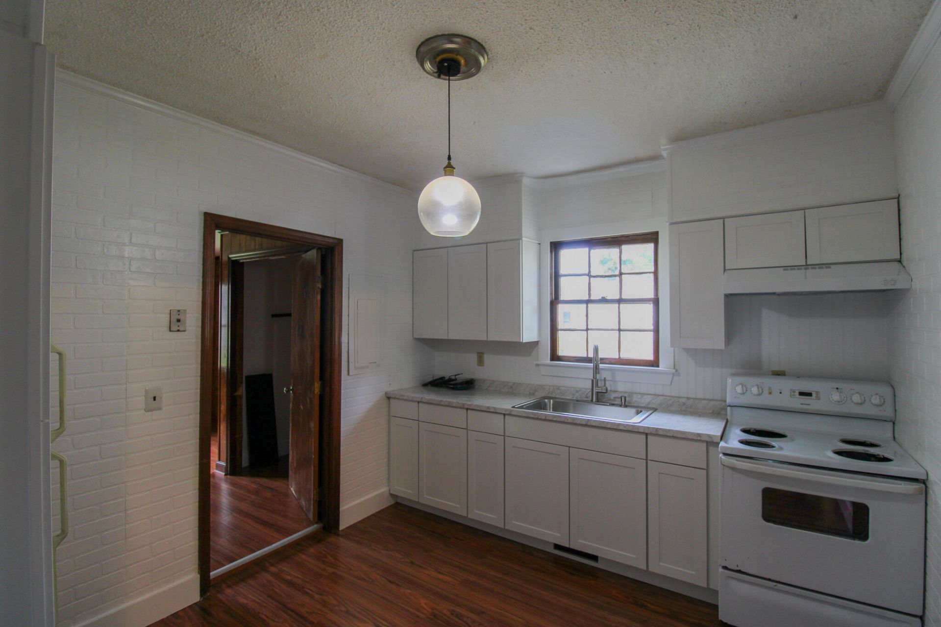 211 W Poplar Street Photo 7