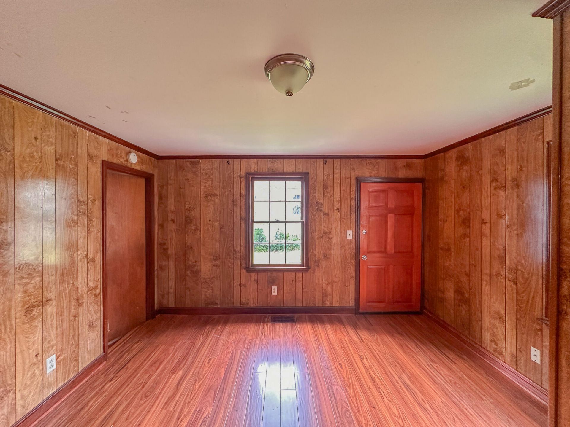 211 W Poplar Street Photo 9