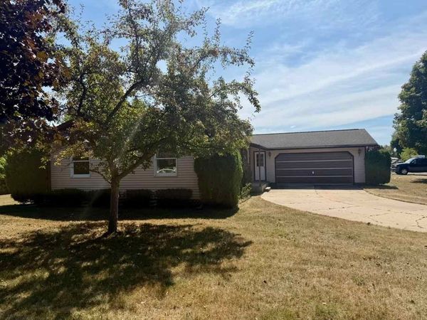 1100 Beacon Street, Charlevoix, MI 49720