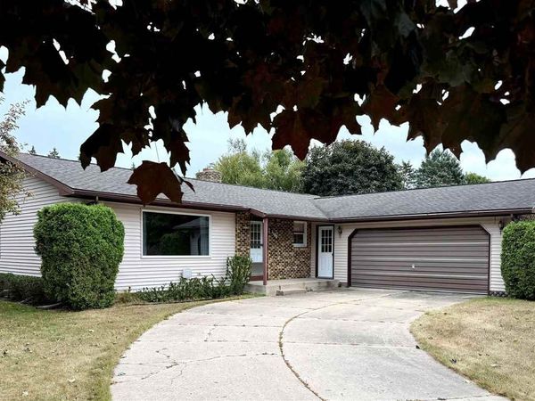 1100 Beacon Street, Charlevoix, MI 49720