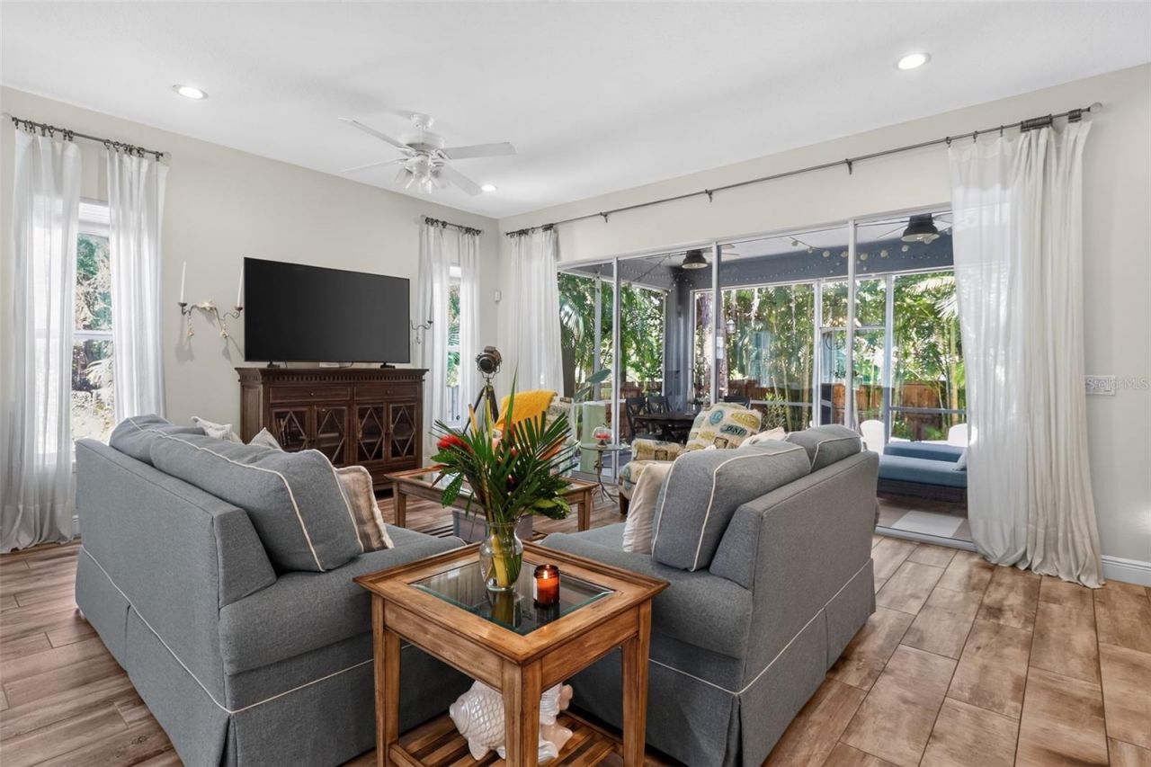 652 Kenneth Way, Tarpon Springs, FL 34689 Photo