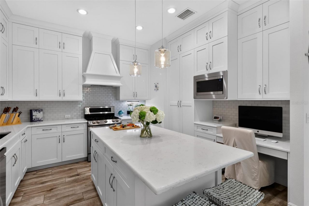 652 Kenneth Way, Tarpon Springs, FL 34689 Photo