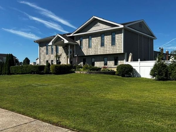 70 Gateway Drive , Copiague, NY 11726