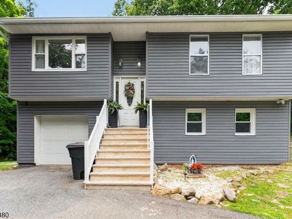 5 Lawrence Dr, Vernon, NJ 07422