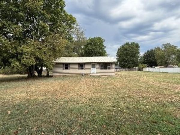 2702 W Commercial Street, Ozark, AR 72949