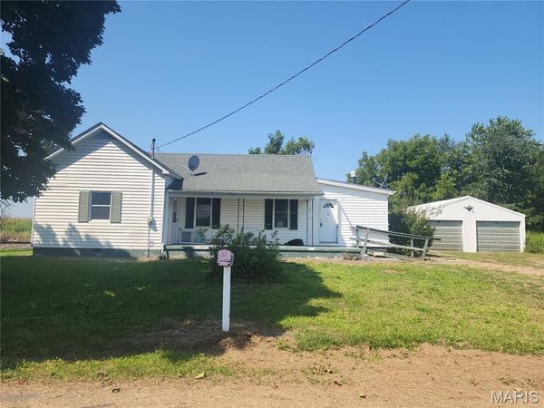 998 N West, Kane, IL 62054