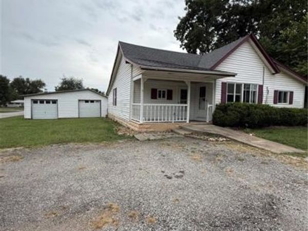 923 E Walnut Street, Rich Hill, MO 64779