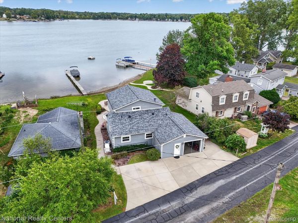 9749 Beverly Drive, Hamburg Township, Mi 48169