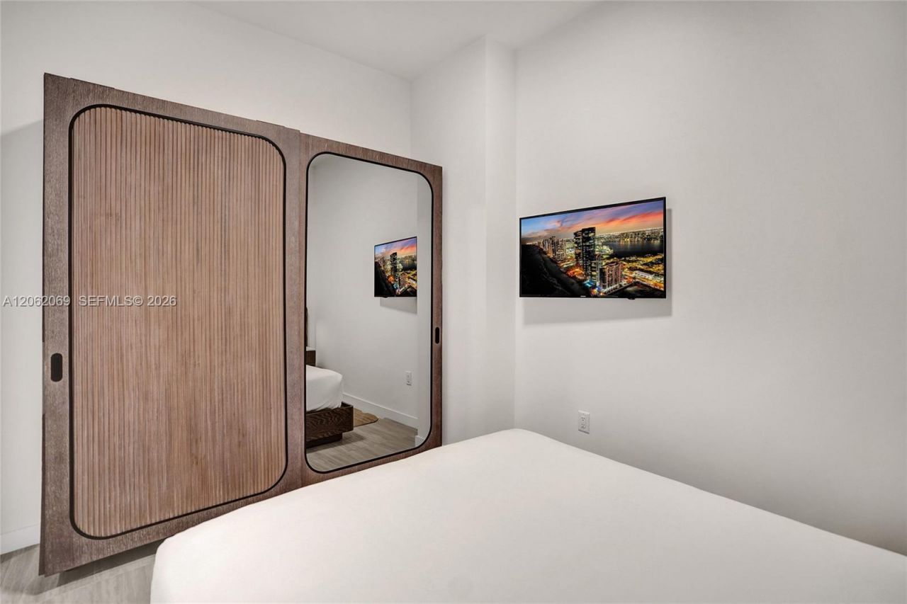 580 72nd St, Unit 1809, Miami Beach, FL 33141 Photo