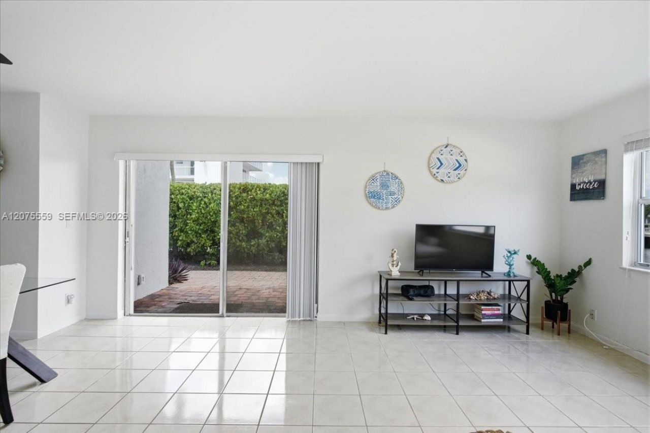 3105 NE 28th St , Unit 1B, Fort Lauderdale, FL 33308 Photo