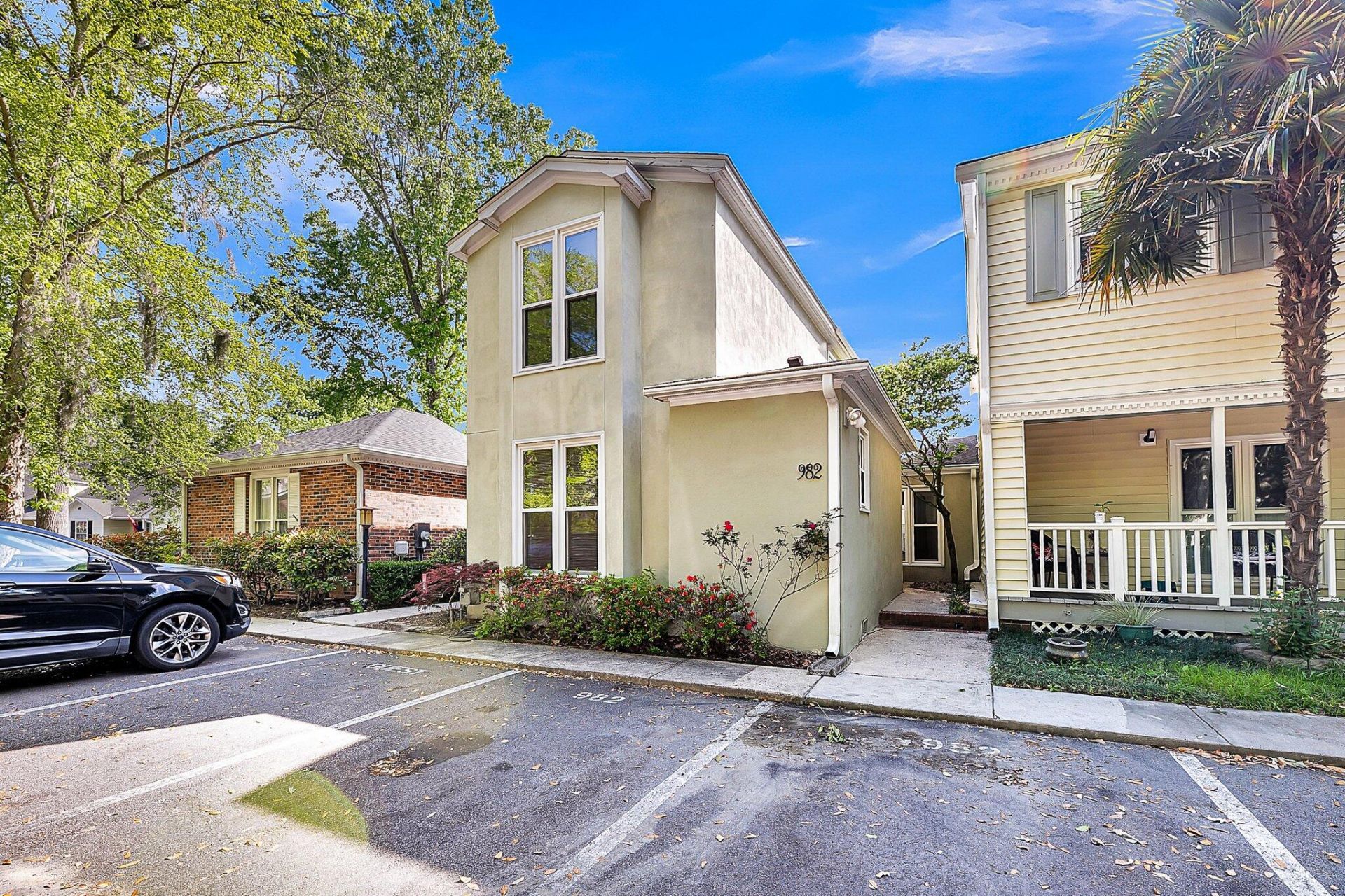 982 Harbor Oaks Drive Photo 1