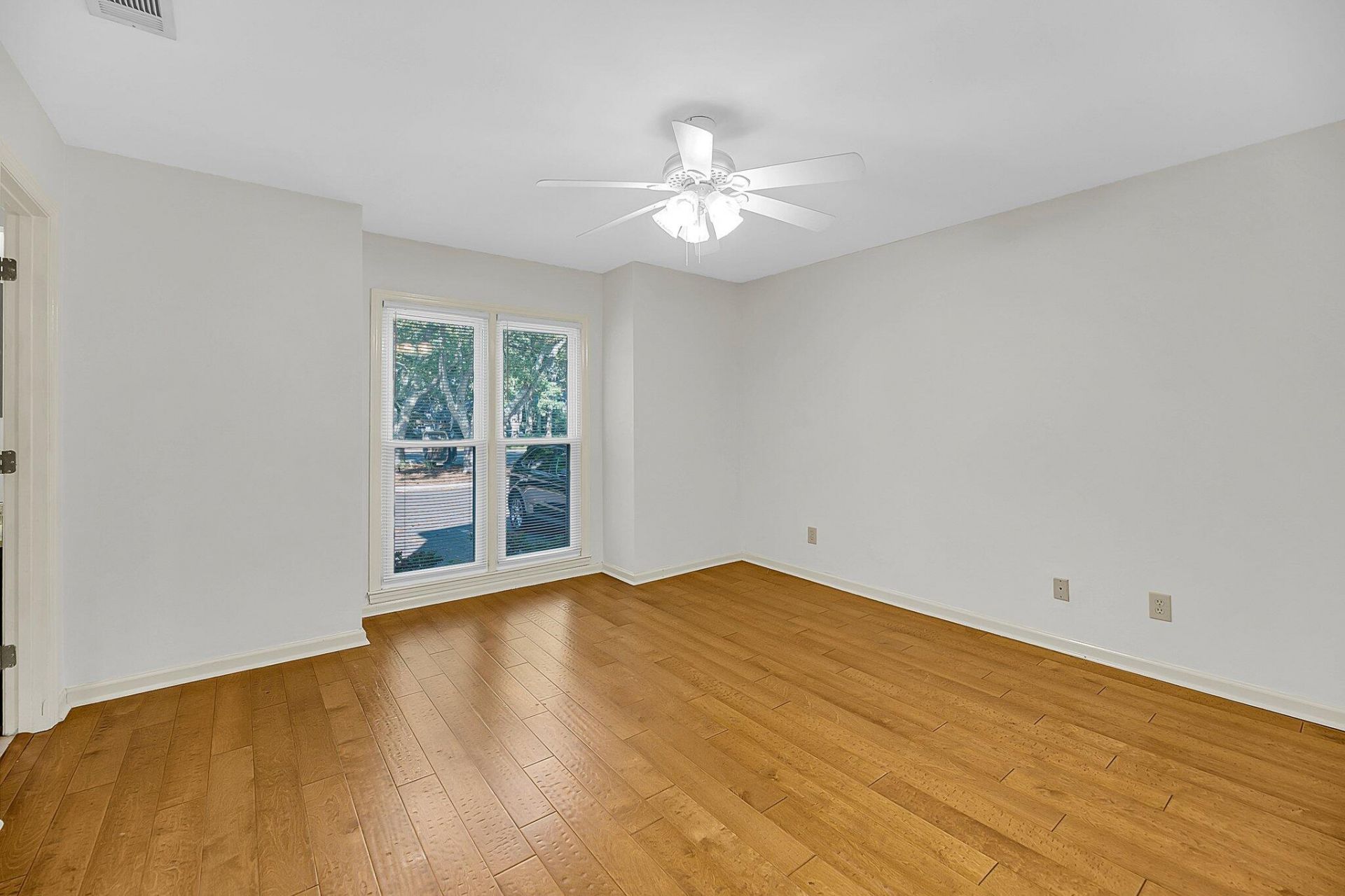 982 Harbor Oaks Drive Photo 16