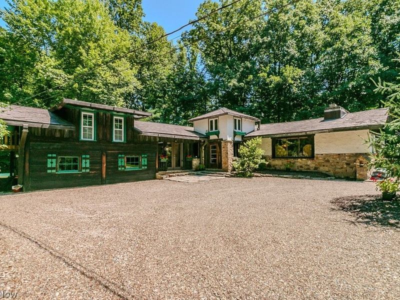 37075 Skyline Drive, Willoughby Hills, OH 44094 Photo 2
