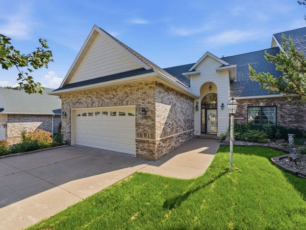 409 HOGAN CT, Muscatine, IA 52761