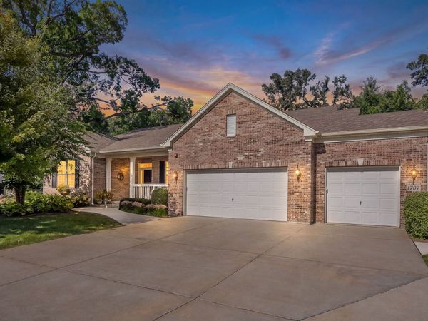 1707 Pondview Drive, Hoffman Estates, IL 60192